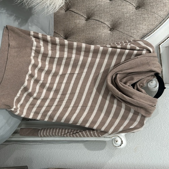 Ladies Sweater
Size Large - Picture 2 of 2